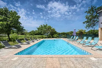 4-Bedroom Villa in Valtura with Private Pool