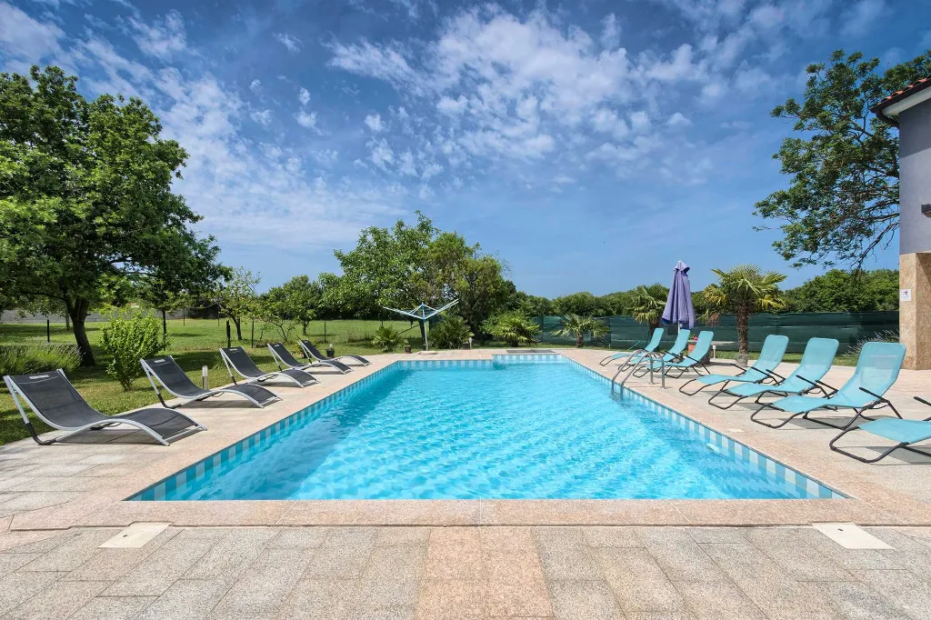 4-Bedroom Villa in Valtura with Private Pool