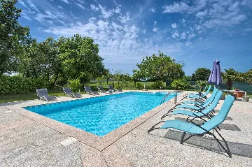 4-Bedroom Villa in Valtura with Private Pool