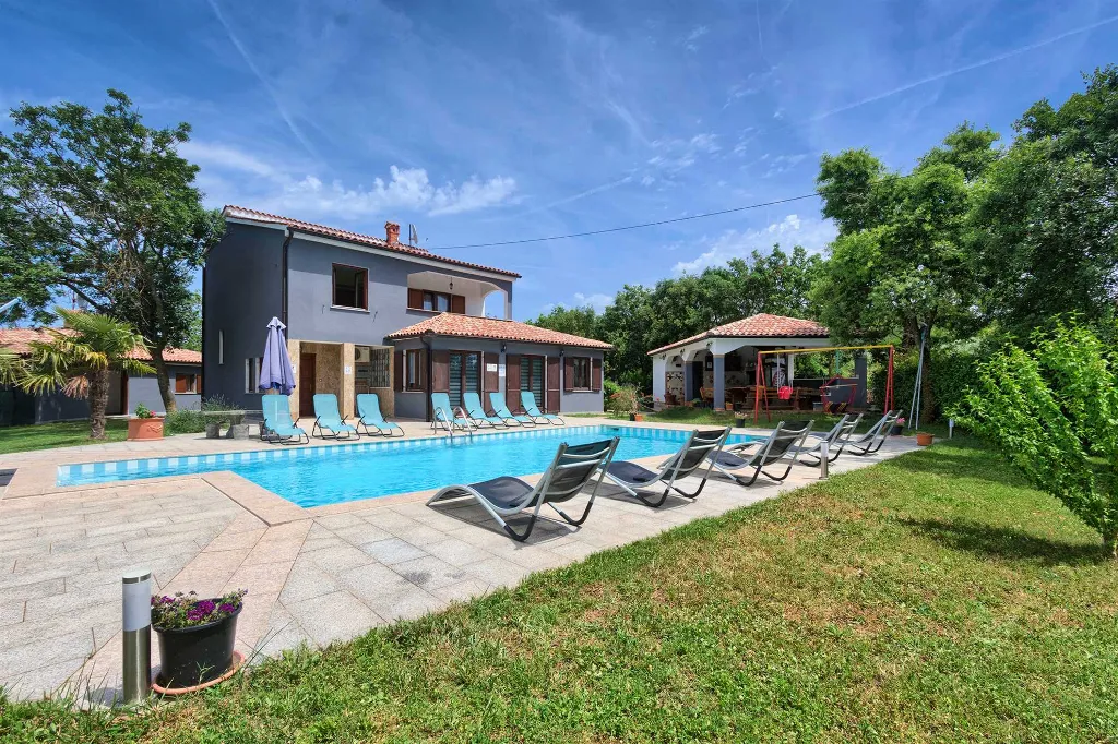 4-Bedroom Villa in Valtura with Private Pool