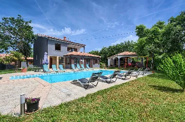 4-Bedroom Villa in Valtura with Private Pool