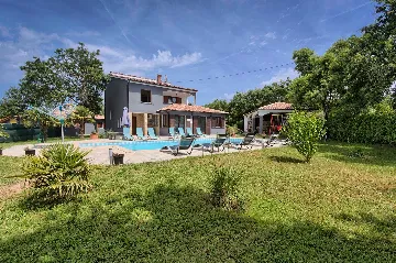 4-Bedroom Villa in Valtura with Private Pool