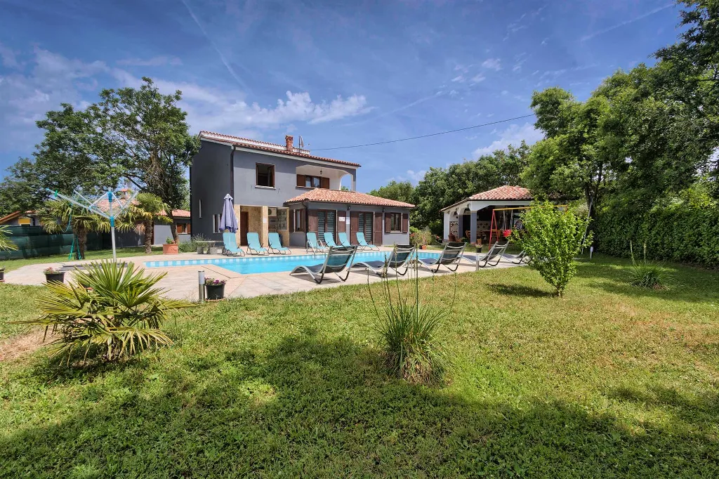 4-Bedroom Villa in Valtura with Private Pool