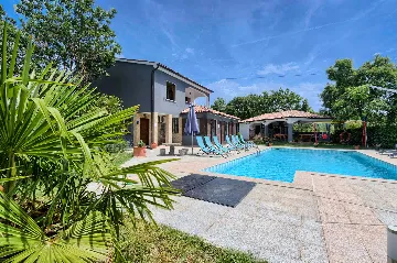 4-Bedroom Villa in Valtura with Private Pool