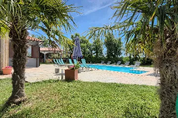 4-Bedroom Villa in Valtura with Private Pool