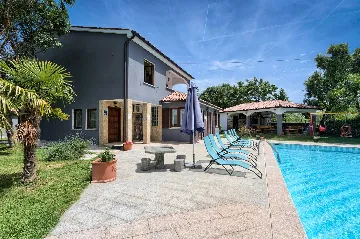 4-Bedroom Villa in Valtura with Private Pool