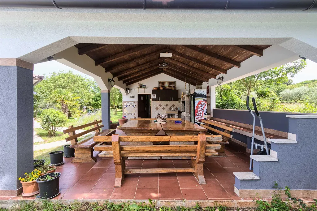 4-Bedroom Villa in Valtura with Private Pool