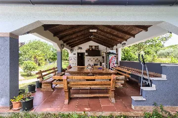 4-Bedroom Villa in Valtura with Private Pool