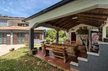 4-Bedroom Villa in Valtura with Private Pool