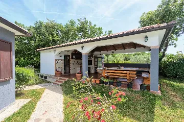 4-Bedroom Villa in Valtura with Private Pool