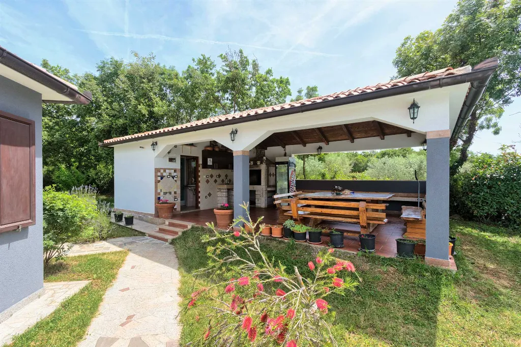 4-Bedroom Villa in Valtura with Private Pool