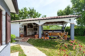 4-Bedroom Villa in Valtura with Private Pool