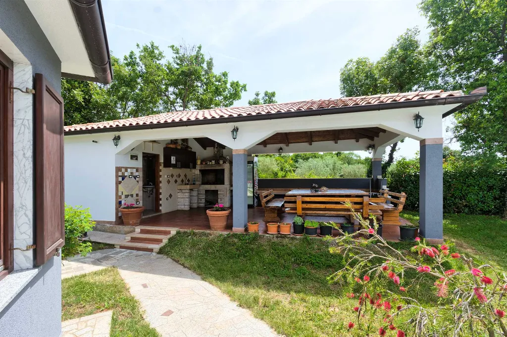 4-Bedroom Villa in Valtura with Private Pool
