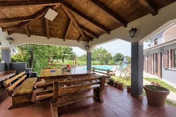 4-Bedroom Villa in Valtura with Private Pool