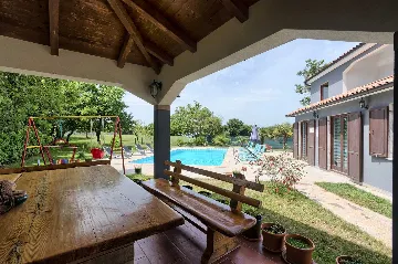 4-Bedroom Villa in Valtura with Private Pool