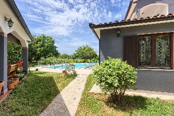 4-Bedroom Villa in Valtura with Private Pool
