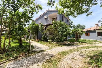 4-Bedroom Villa in Valtura with Private Pool