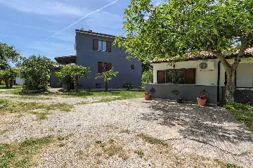 4-Bedroom Villa in Valtura with Private Pool