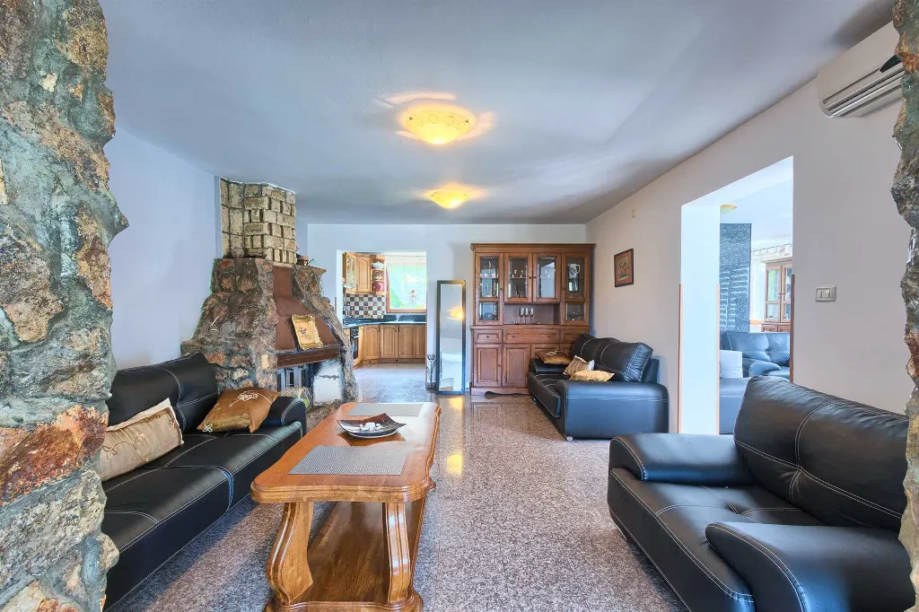 4-Bedroom Villa in Valtura with Private Pool