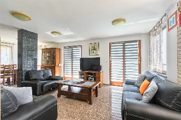 4-Bedroom Villa in Valtura with Private Pool