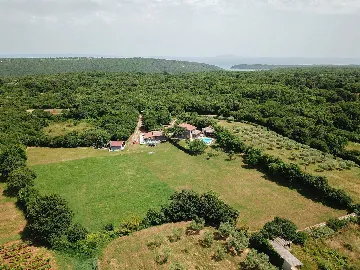 4-Bedroom Villa in Valtura with Private Pool