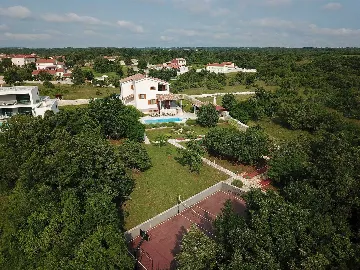 4-Bedroom Villa in Valtura with Private Pool