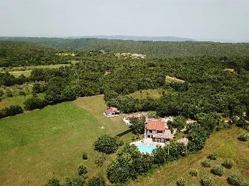 4-Bedroom Villa in Valtura with Private Pool