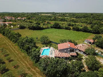 4-Bedroom Villa in Valtura with Private Pool