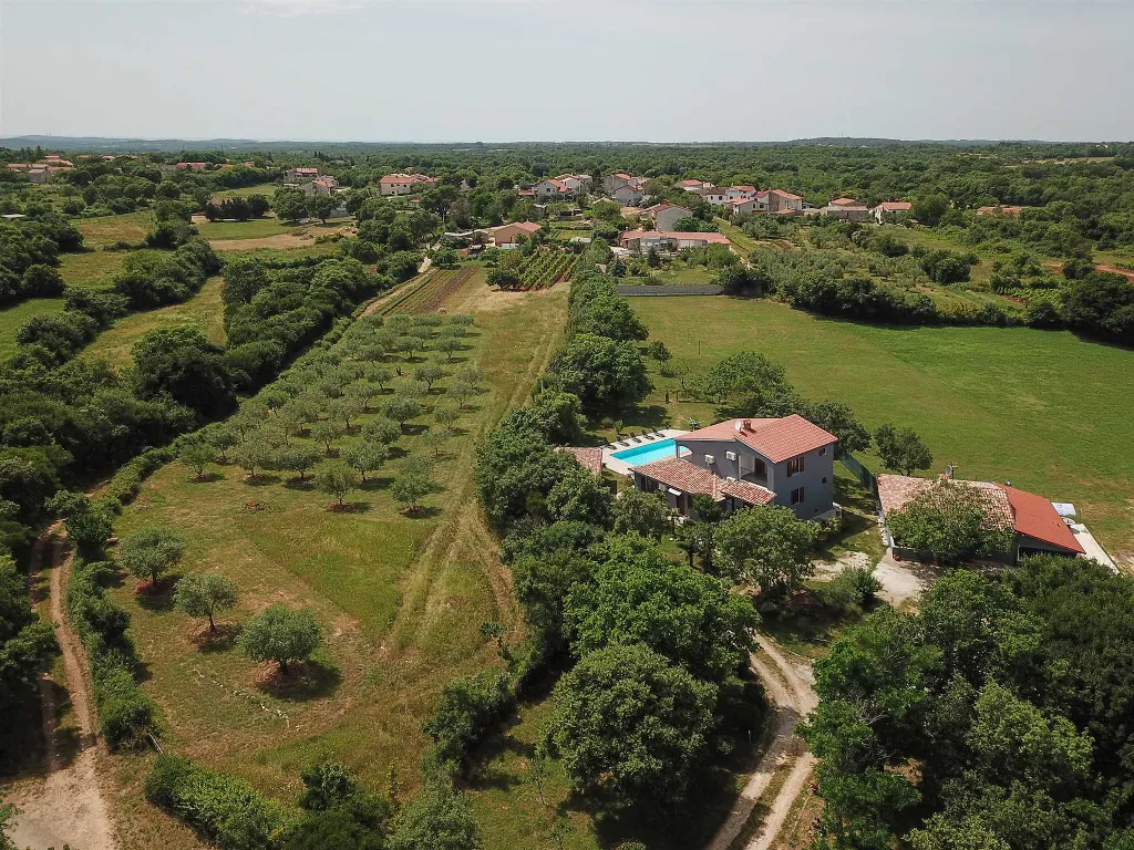 4-Bedroom Villa in Valtura with Private Pool