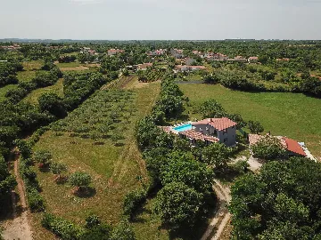 4-Bedroom Villa in Valtura with Private Pool