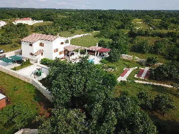 4-Bedroom Villa in Valtura with Private Pool