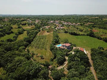 4-Bedroom Villa in Valtura with Private Pool