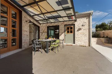 Air-Conditioned Villa with Heated Pool in Kanfanar