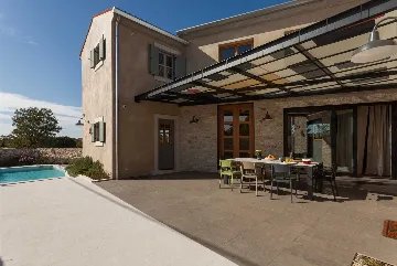 Air-Conditioned Villa with Heated Pool in Kanfanar