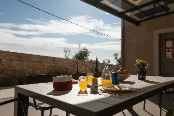 Air-Conditioned Villa with Heated Pool in Kanfanar