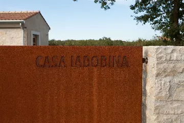 Air-Conditioned Villa with Heated Pool in Kanfanar