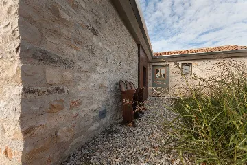 Air-Conditioned Villa with Heated Pool in Kanfanar