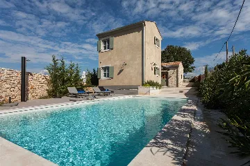 Air-Conditioned Villa with Heated Pool in Kanfanar