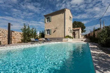 Air-Conditioned Villa with Heated Pool in Kanfanar