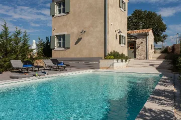 Air-Conditioned Villa with Heated Pool in Kanfanar