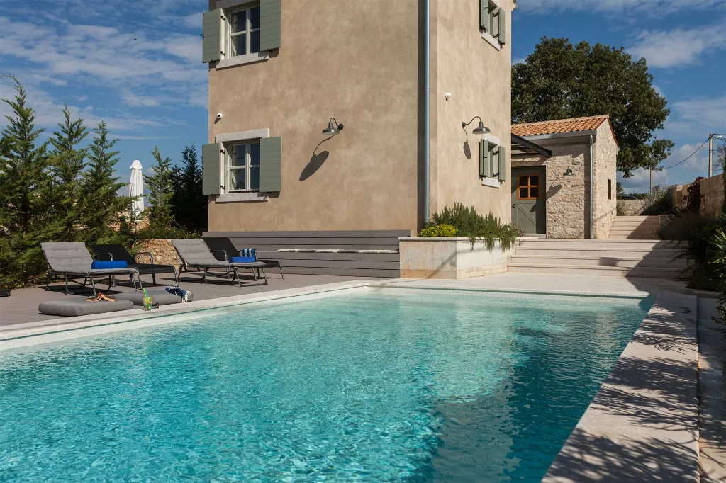 Air-Conditioned Villa with Heated Pool in Kanfanar