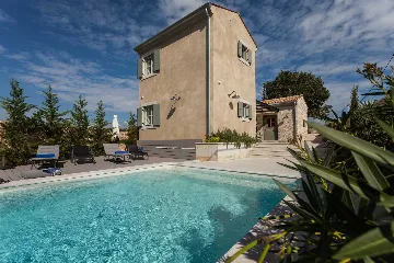 Air-Conditioned Villa with Heated Pool in Kanfanar