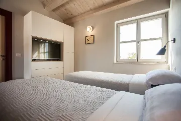 Air-Conditioned Villa with Heated Pool in Kanfanar