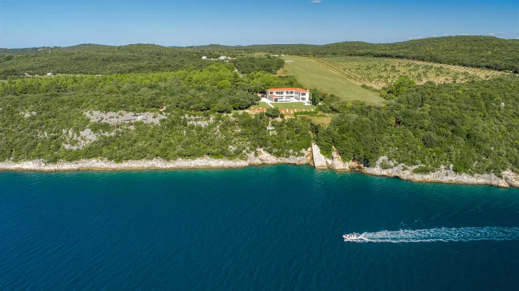 5-Bedroom Villa in Vrsar for Up to 10 Guests