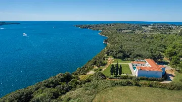 5-Bedroom Villa in Vrsar for Up to 10 Guests