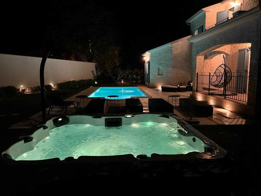 4-Bedroom Villa in Tar, Croatia (Up to 10 guests)