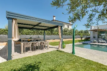2-Bedroom Villa in Poreč for Up to 4 Guests