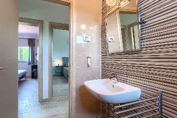 4-Bedroom Villa for up to 8 Guests in Tinjan