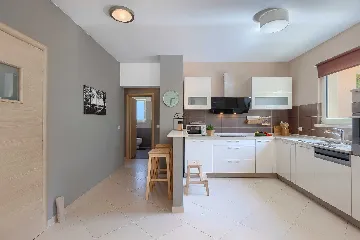 4-Bedroom Villa for up to 8 Guests in Tinjan