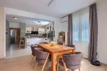 4-Bedroom Villa for up to 8 Guests in Tinjan